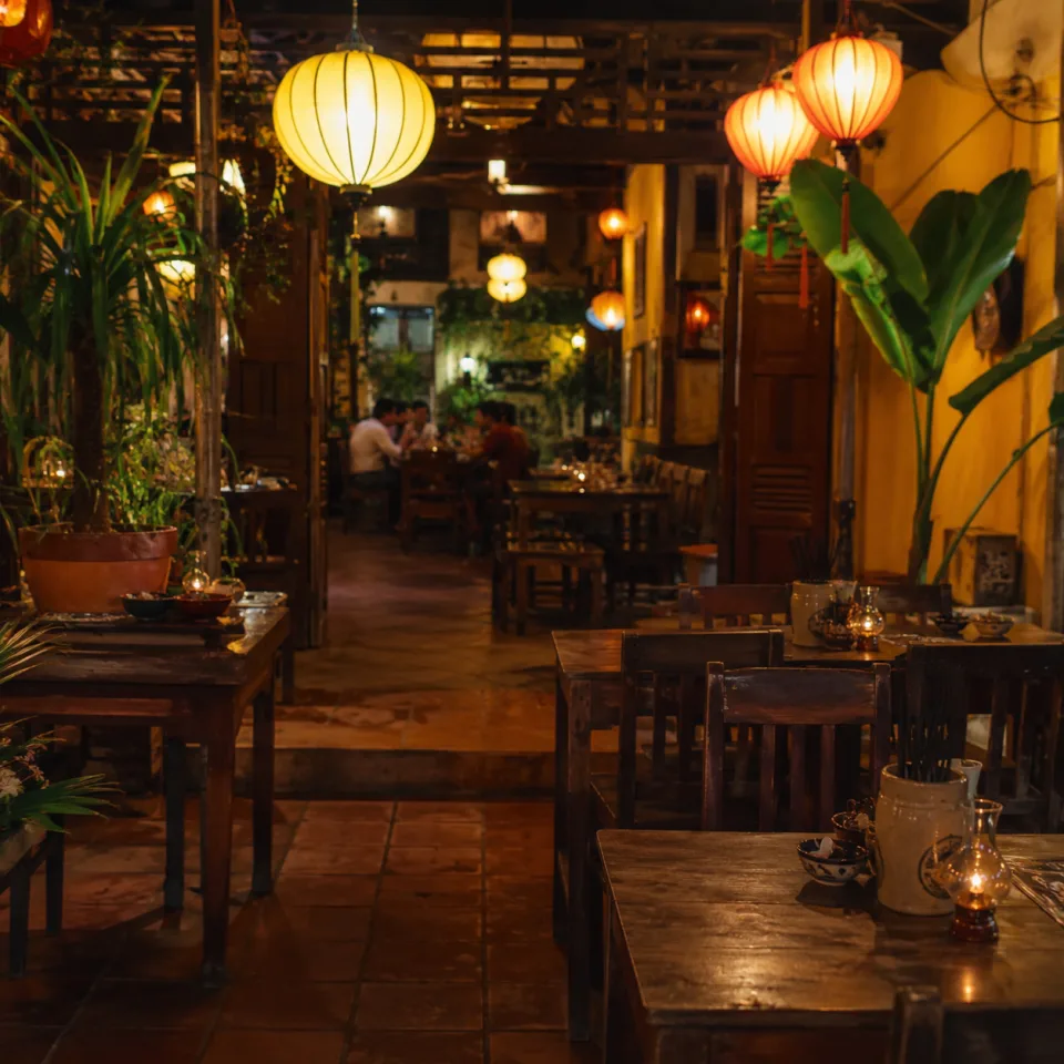 Bàn ăn tại Cao Đình Thưởng